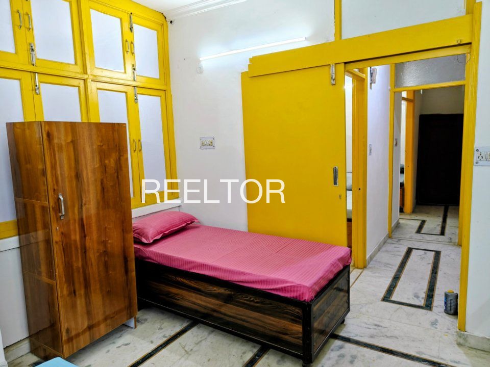 Pg For Rent In Pooni Nipani Kuhi