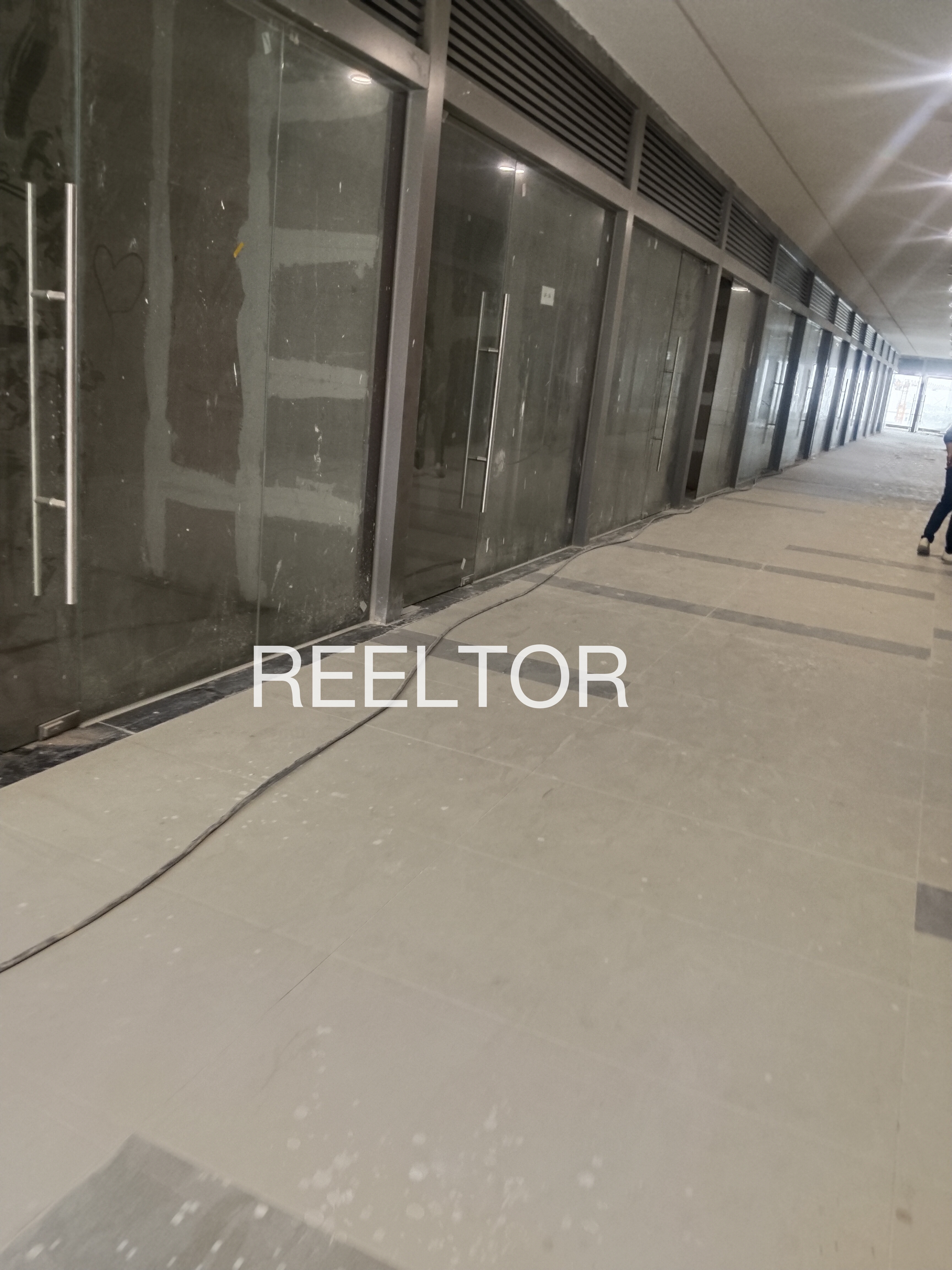 Showroom For Sale In Ariyenbror Kokernag