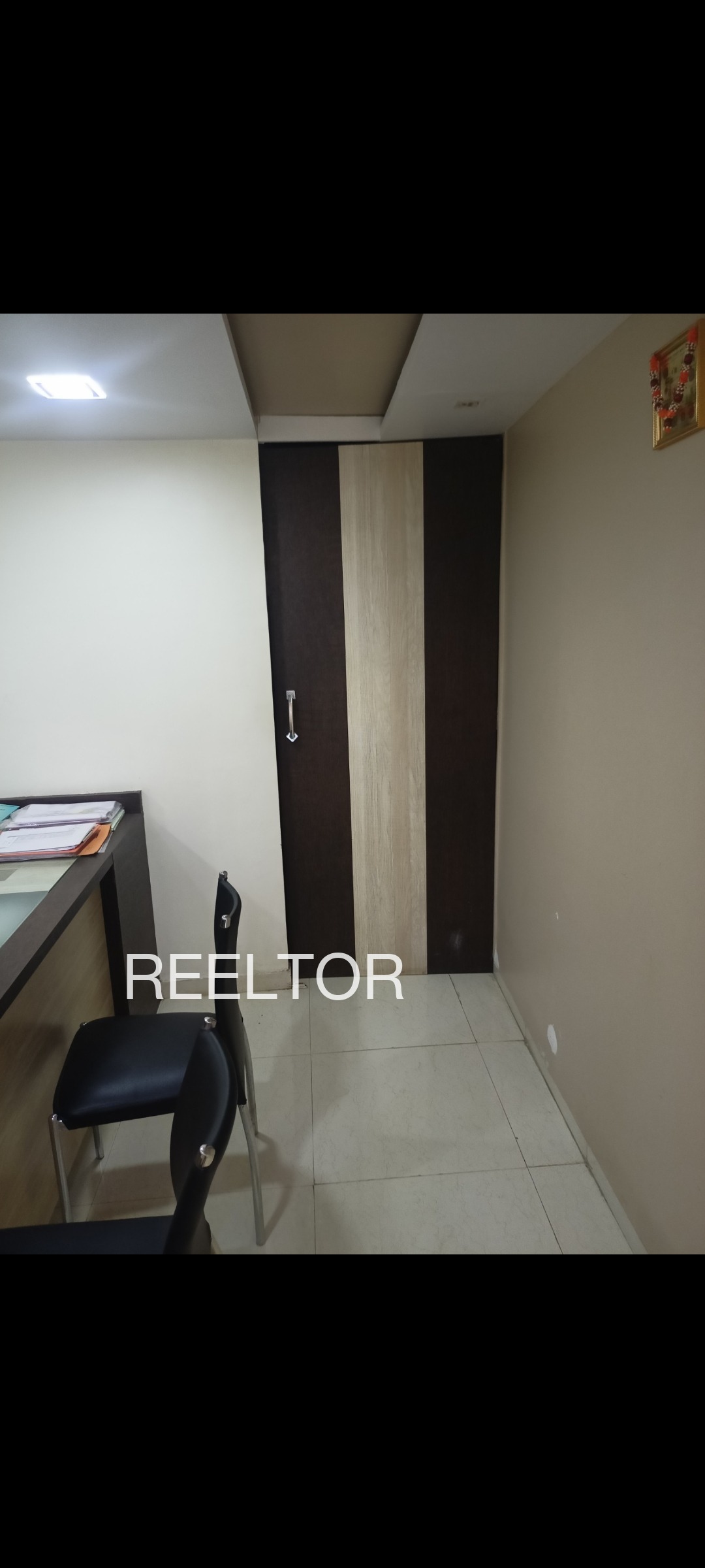 Showroom For Sale In Ariyenbror Kokernag
