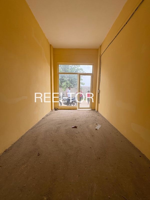 Showroom For Sale In Kamo Chauparan