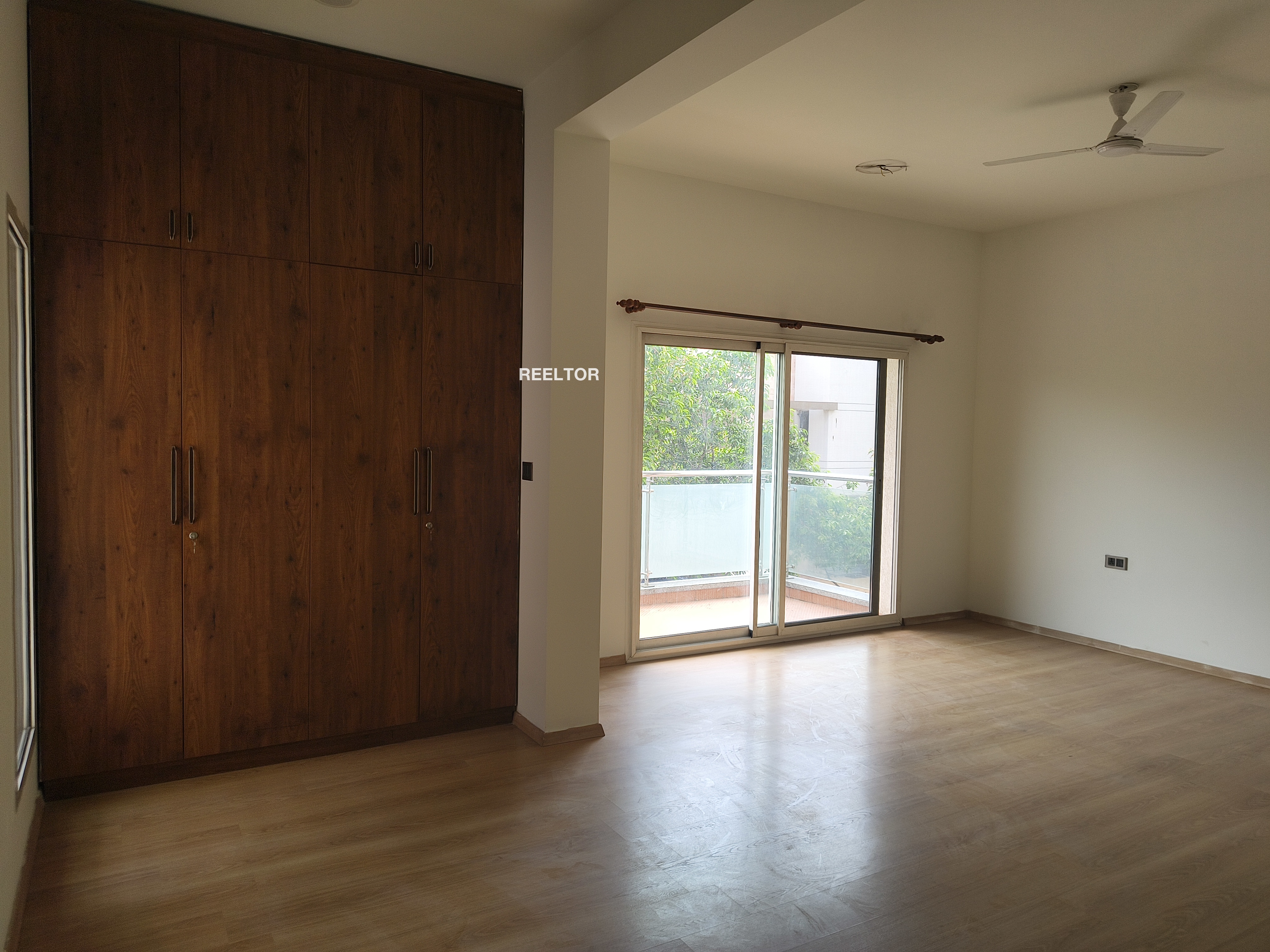 Shop For Rent In Geeta Colony Delhi