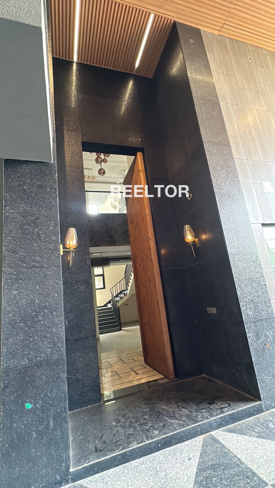 Villa For Rent In Haiderpur Saraswati Vihar