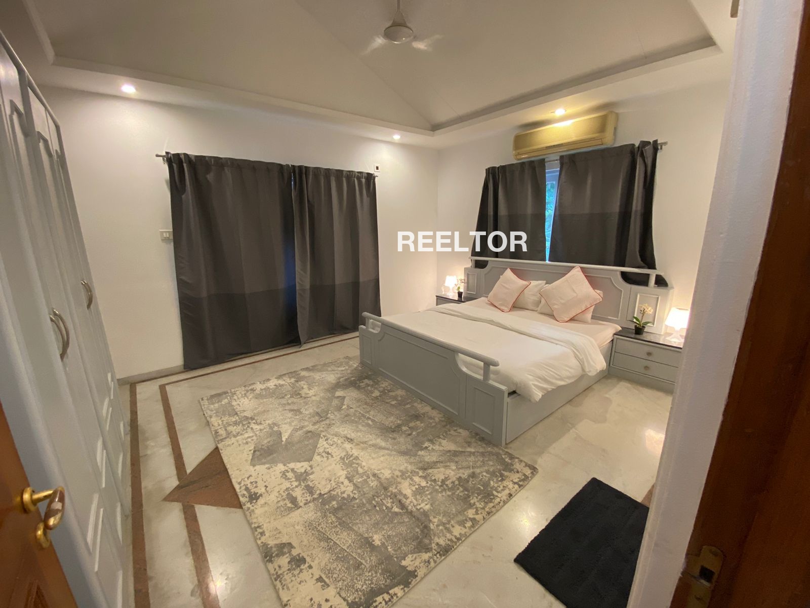 Shop Rent In Alpha One Mall Ahmedabad